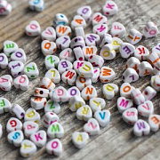 Набор Бусин-сердечек 52 шт. с буквами, английский алфавит, белый/микс