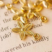 Подвеска металлическая "Пятицветик", цвет золото, 13.5х10,5 мм