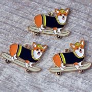 Подвеска металлическая "Корги на скейте", эмаль, молочный/черный, 25x32x1.5 мм