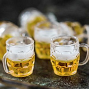 Подвеска из смолы "Подержи моё пиво", цвет прозрачный/желтый, 11.7x14.5 мм